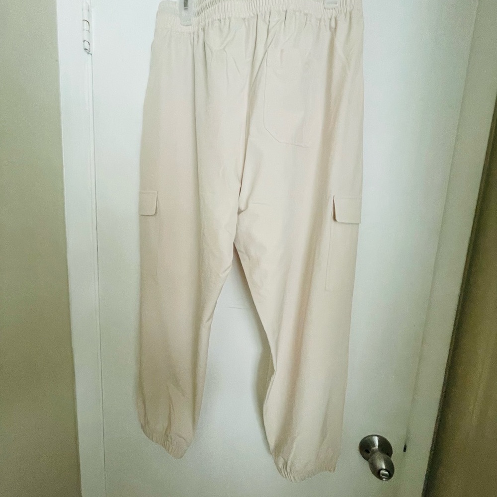 Old Navy Cream Cargo Pants - Picture 4 of 4